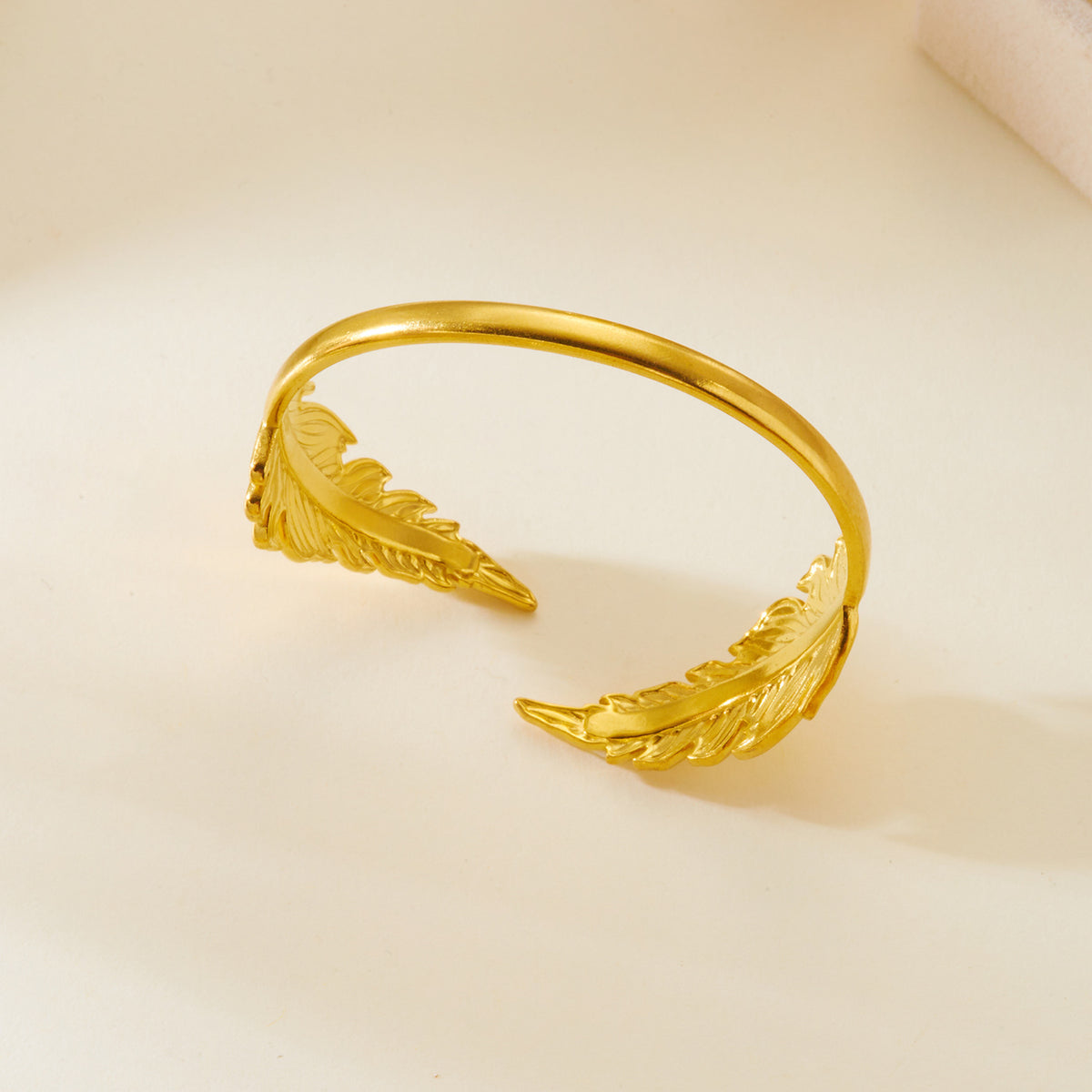 Vintage Feather Gold Plated Open Cuff Bracelet 6W6JBR592