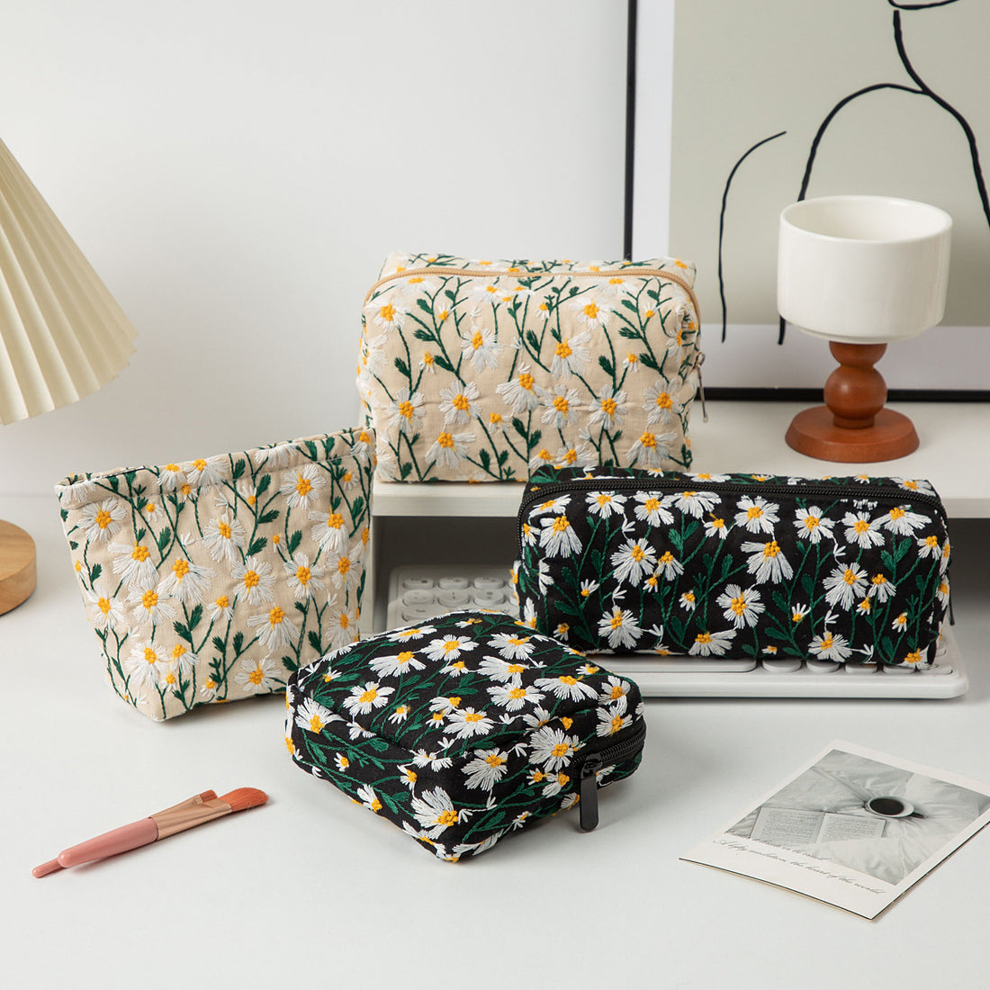 Daisy Embroidered Portable Storage Bag DP25C586