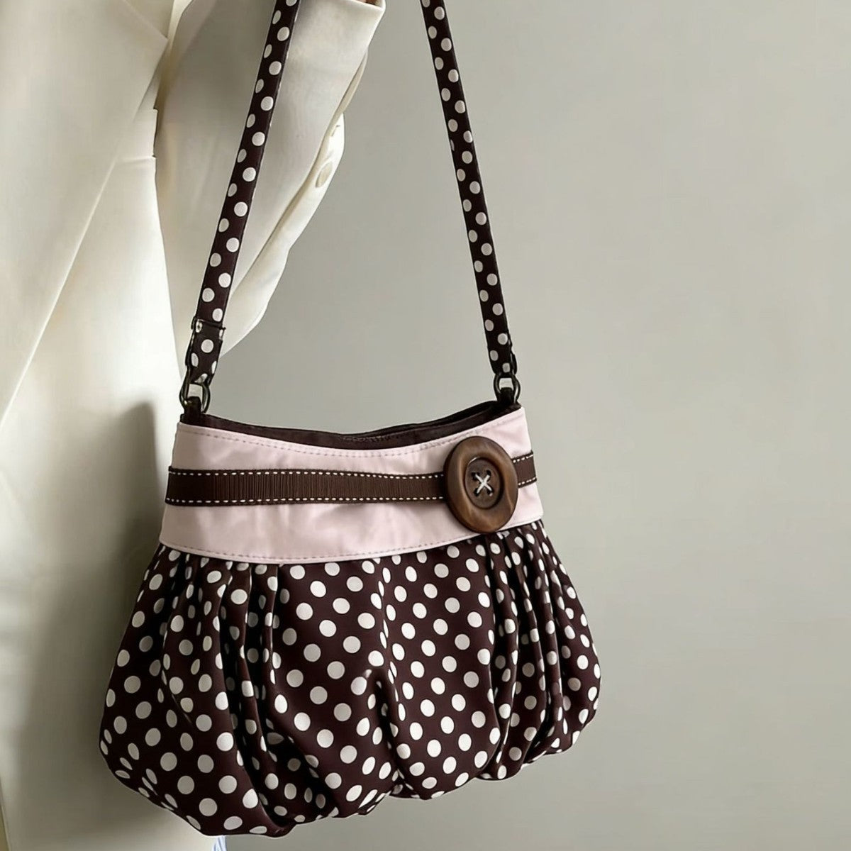 Retro Polka Dots Ruffled Underarm Bag 6W10BBG1315