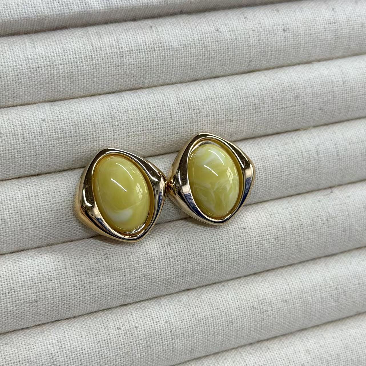 Chunky Gold Plated Acrylic Stud Earring 6W6JER560