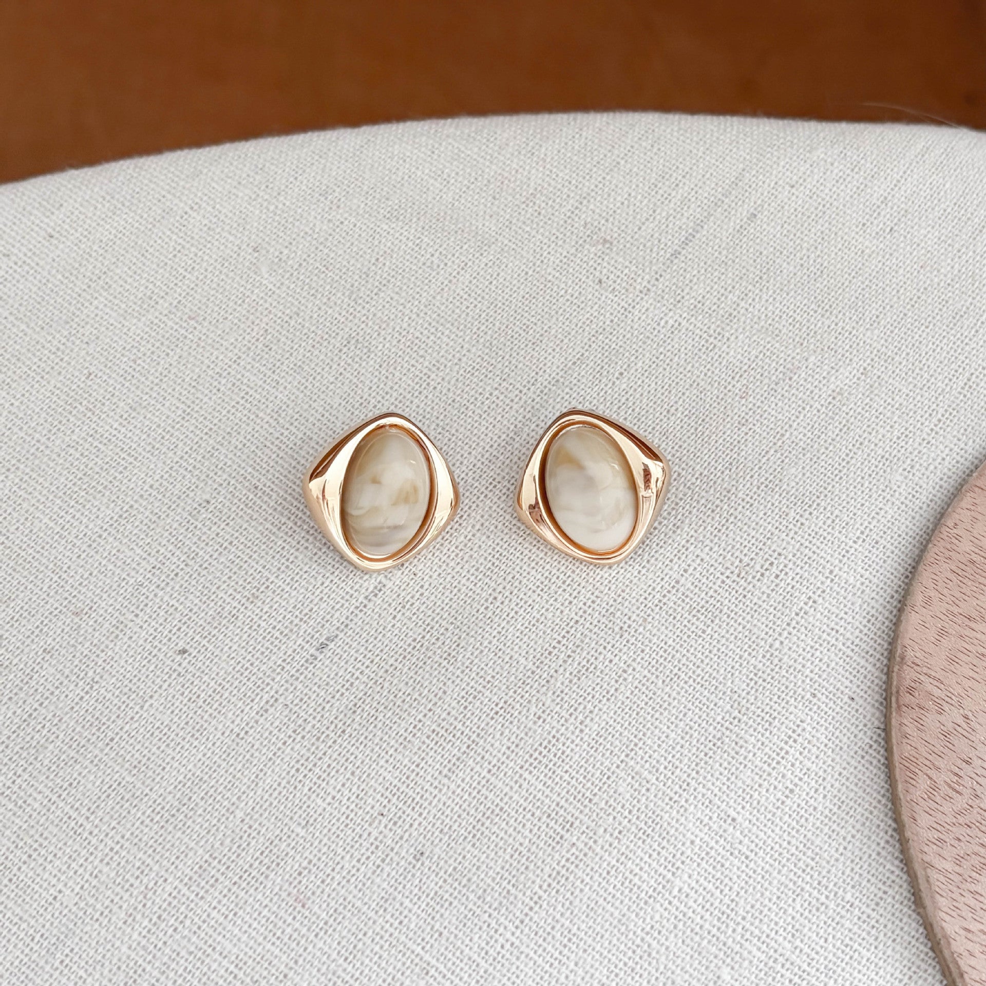 Chunky Gold Plated Acrylic Stud Earring 6W6JER560