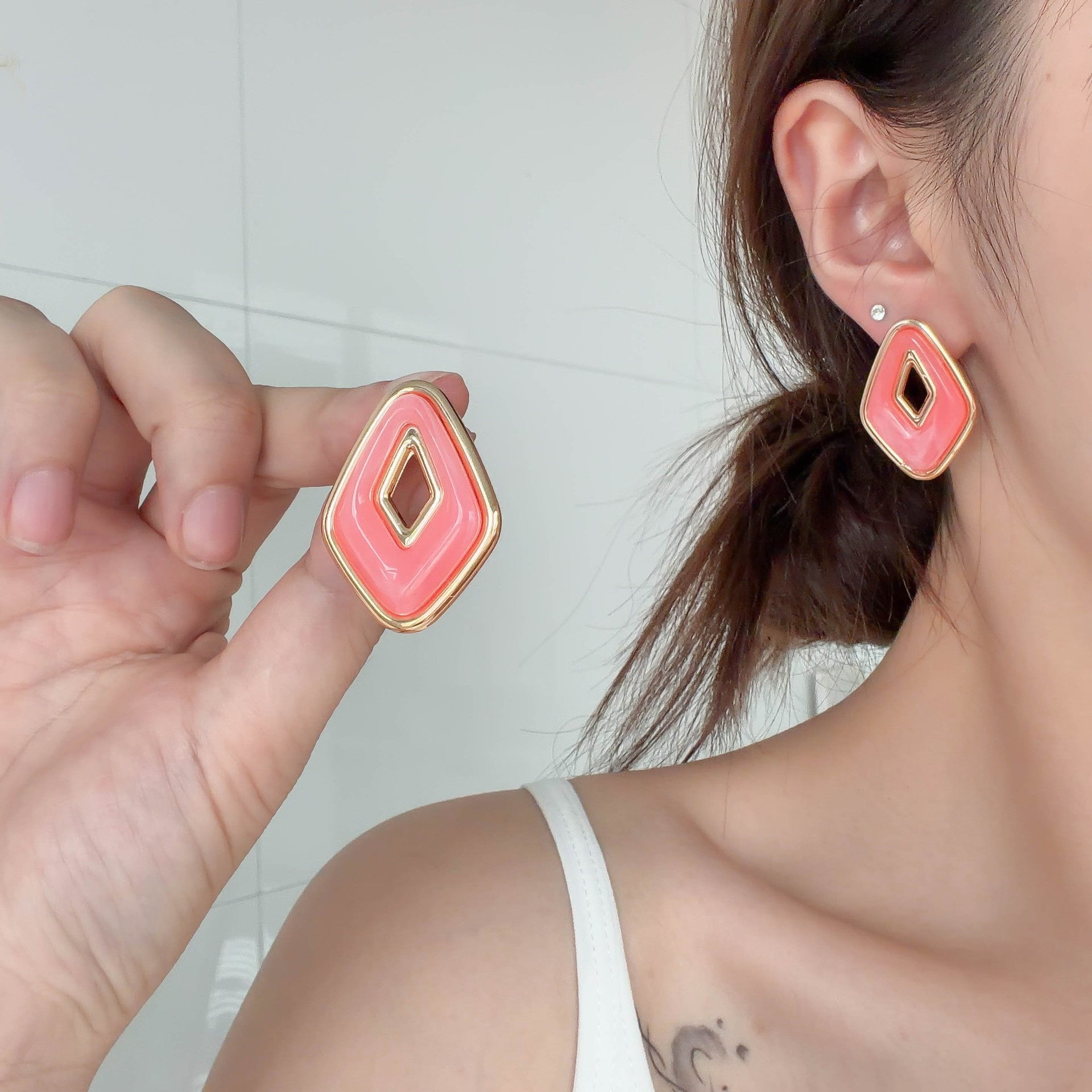 Retro Oval Resin Hollow Out Stud Earrings 6W6JER614