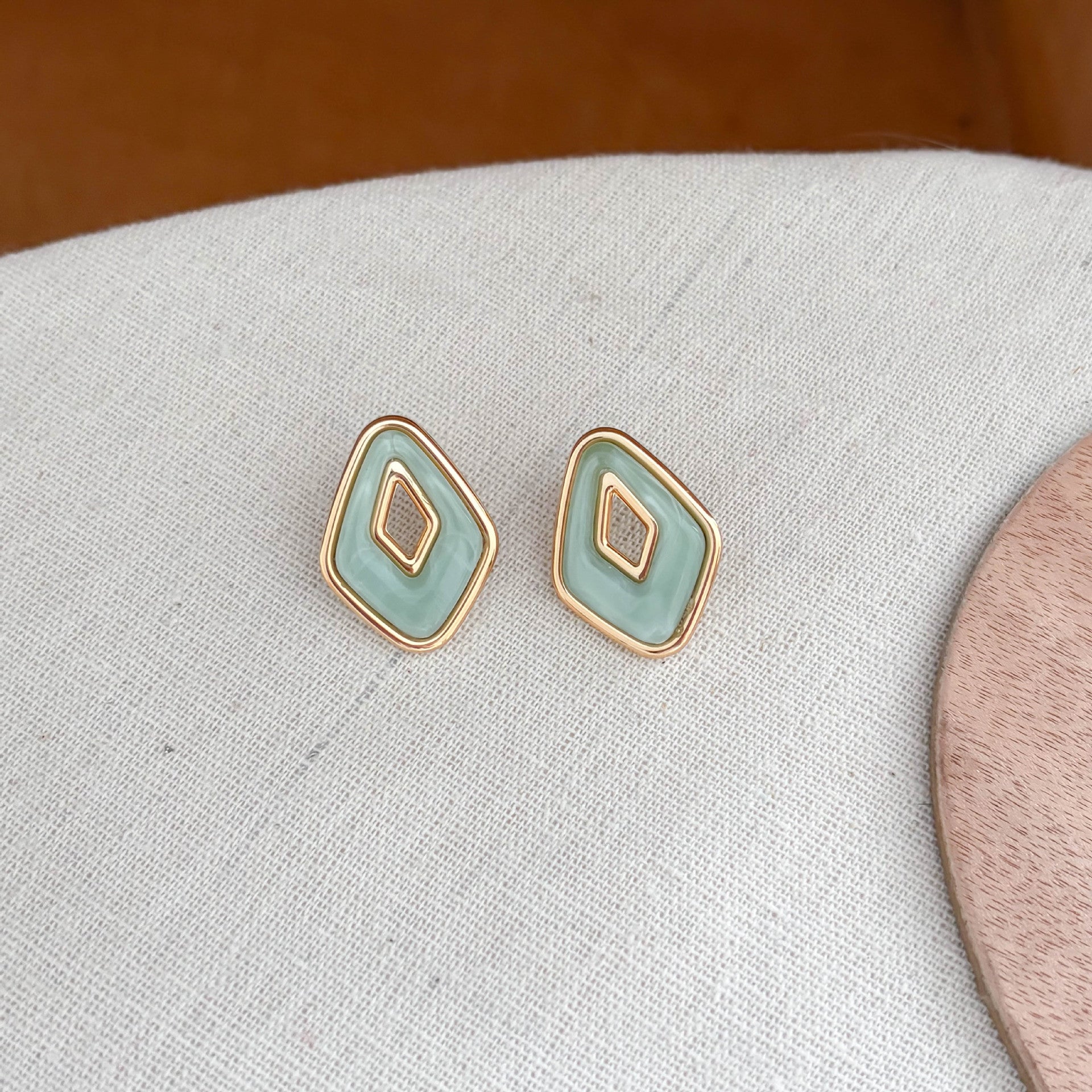 Retro Oval Resin Hollow Out Stud Earrings 6W6JER614
