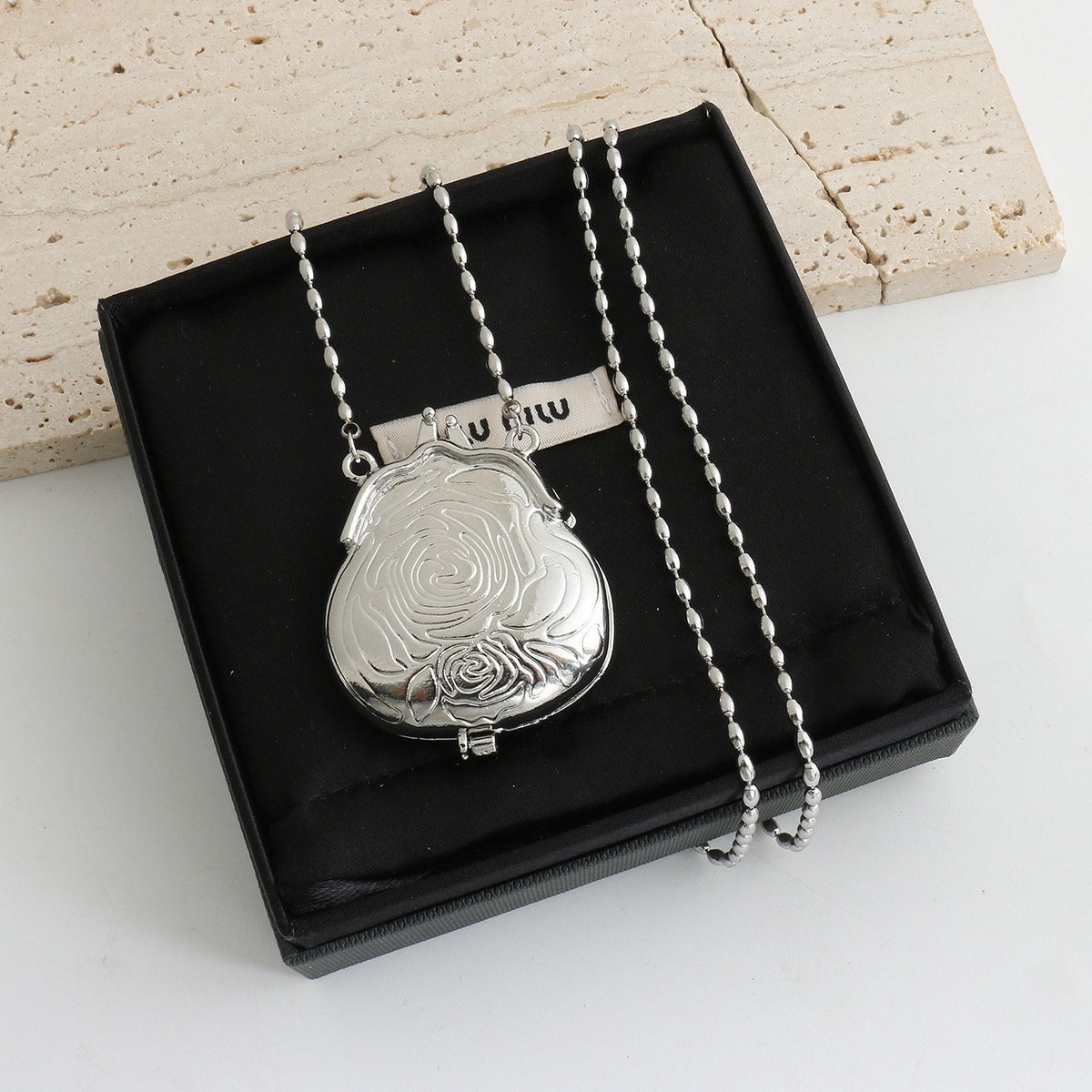 Stylish Engraved Rose Locket Pendant Chain Necklace 6W6JNC1015
