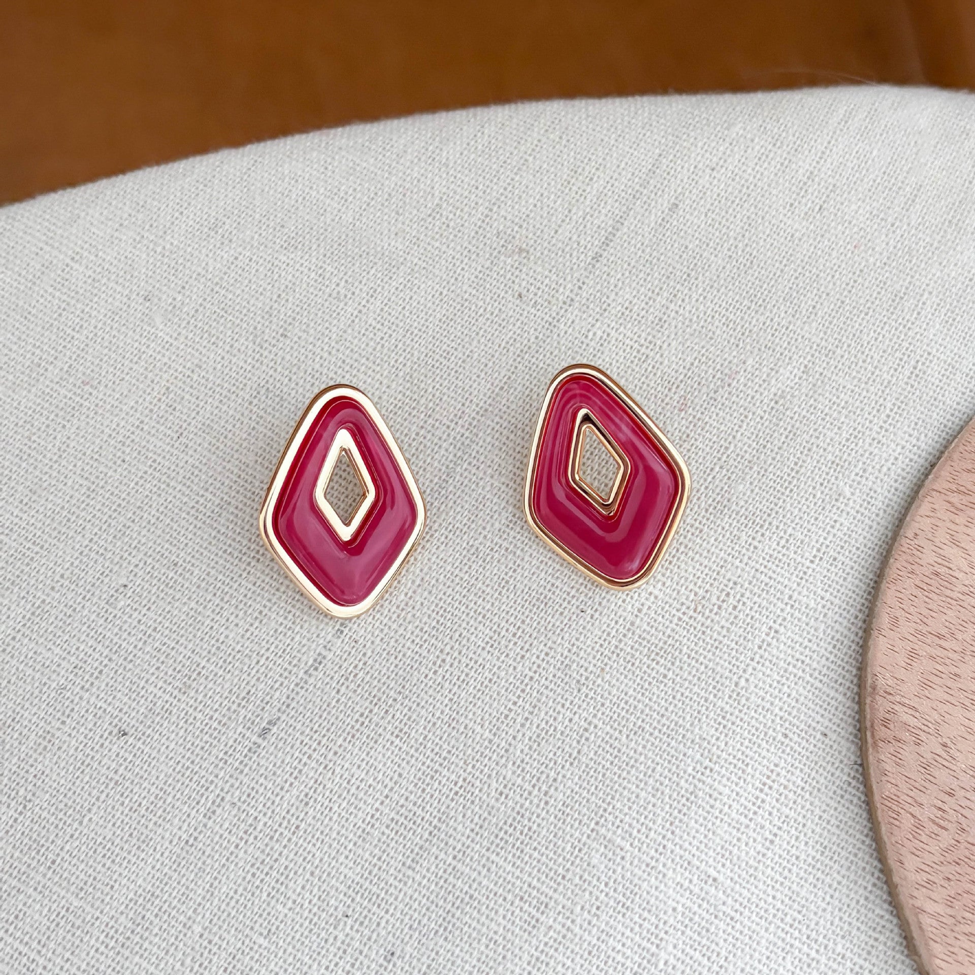 Retro Oval Resin Hollow Out Stud Earrings 6W6JER614