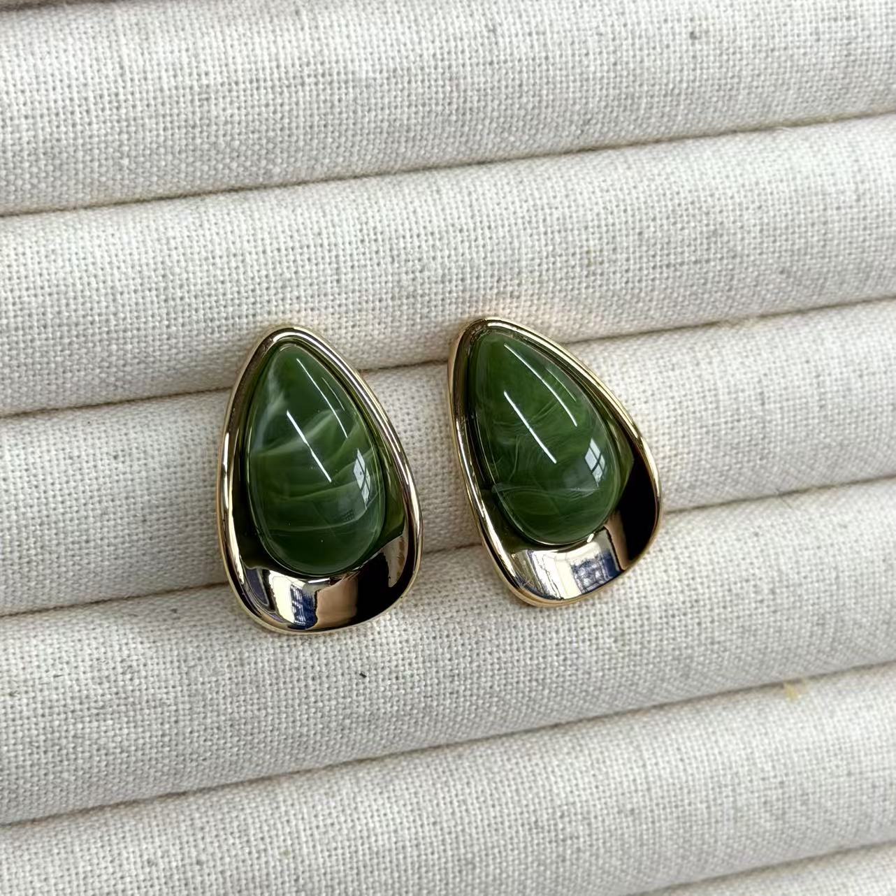 Vintage Resin Teardrop Drop Stud Earrings 6W6JER616