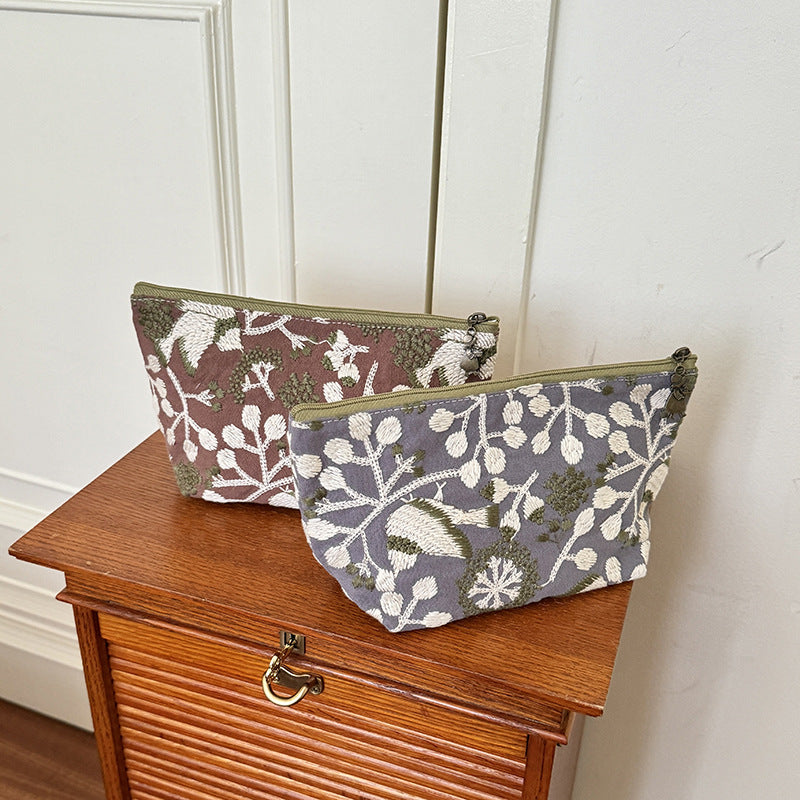Elegant Floral Embroidered Storage Pouch DP25C701