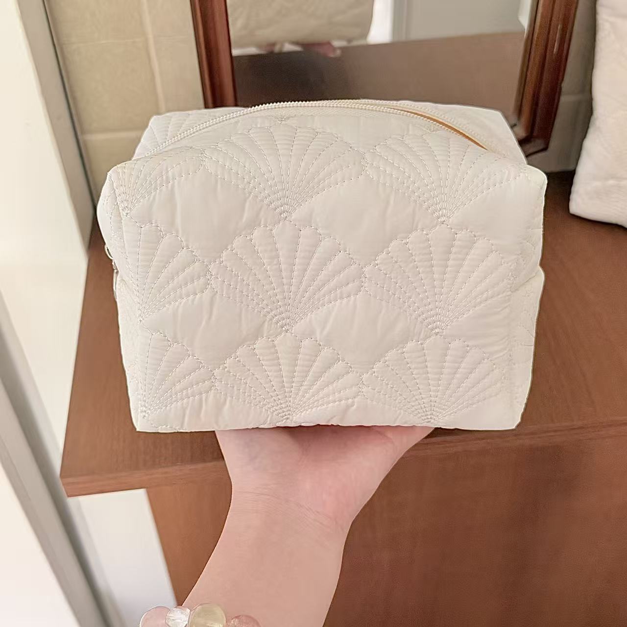 Minimalist Portable Quilted Shell Cosmetic Bag MK2BW6W10BOB421