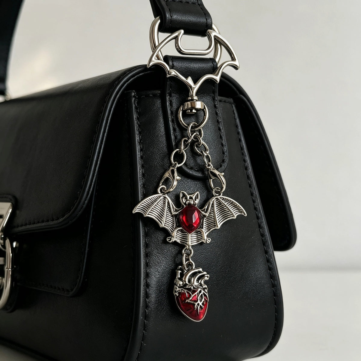 Vintage Gothic Vampire Bat Halloween Keychain 6W10BBC837
