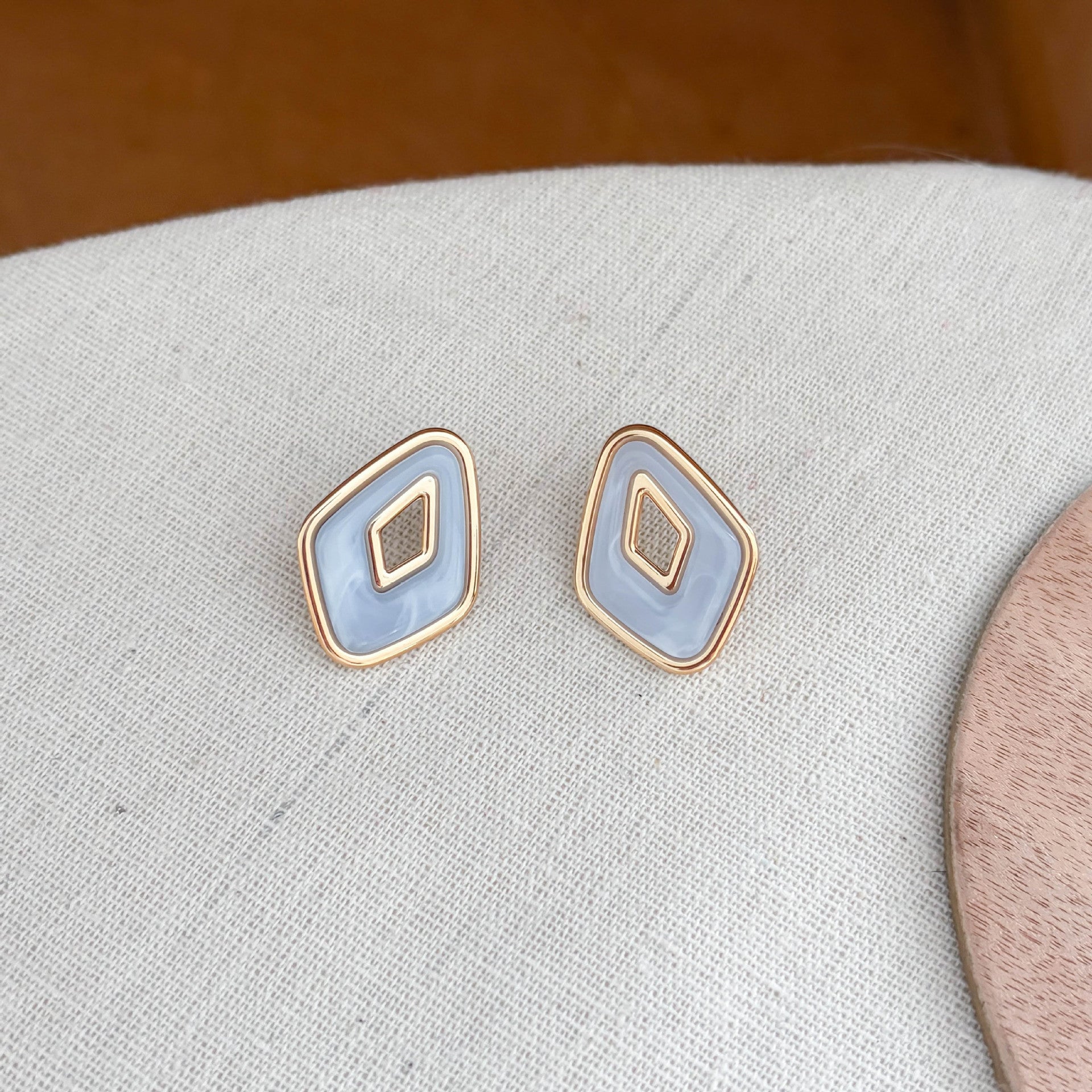 Retro Oval Resin Hollow Out Stud Earrings 6W6JER614