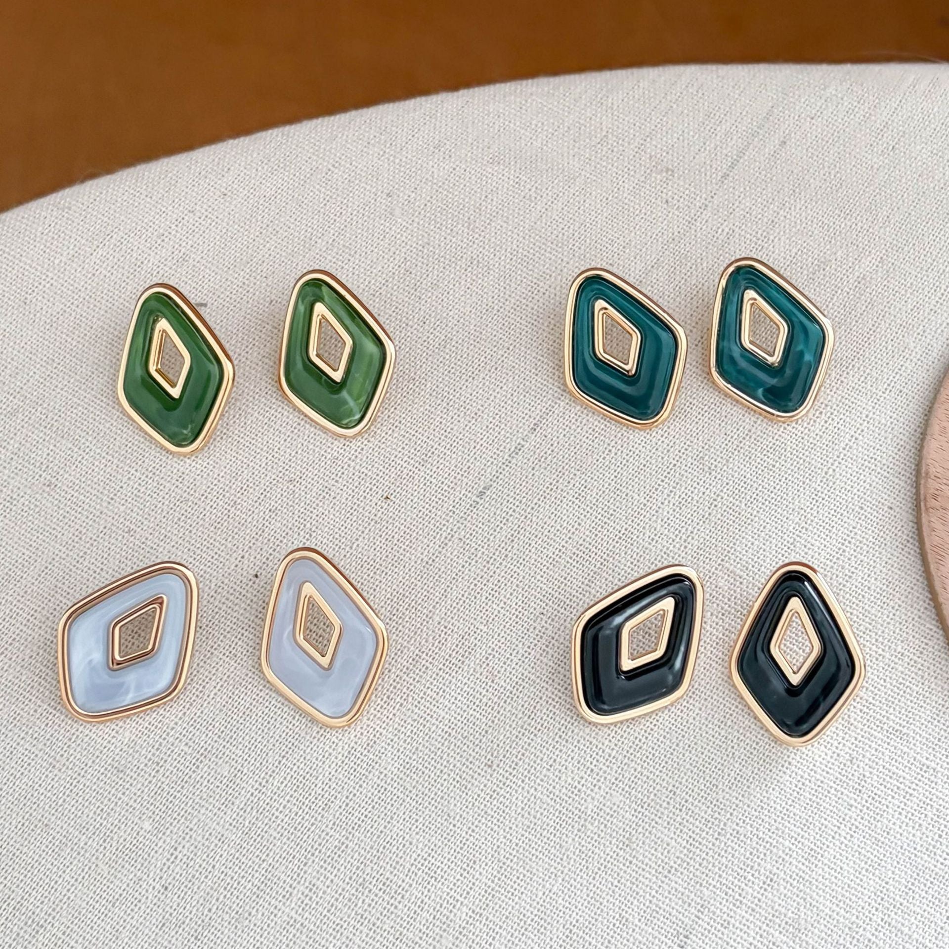 Retro Oval Resin Hollow Out Stud Earrings 6W6JER614