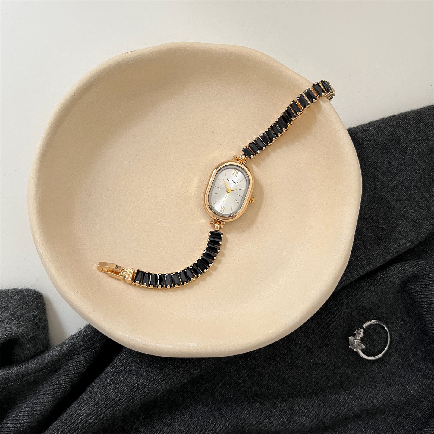 Minimalist Oval Quartz Watch - DippedShop Wholesale - #1939