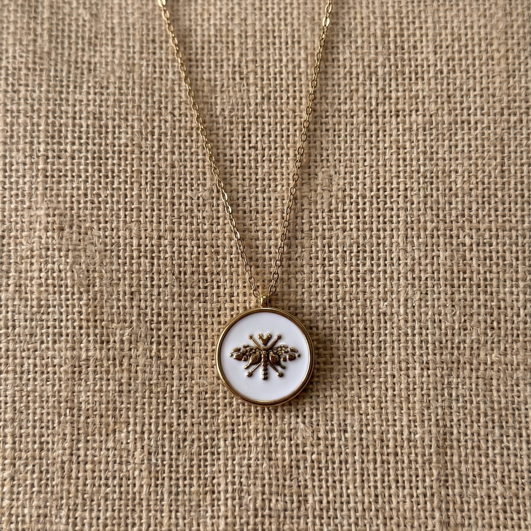 Vintage Disc Bee Pendant Choker Necklace 6W6JNC646