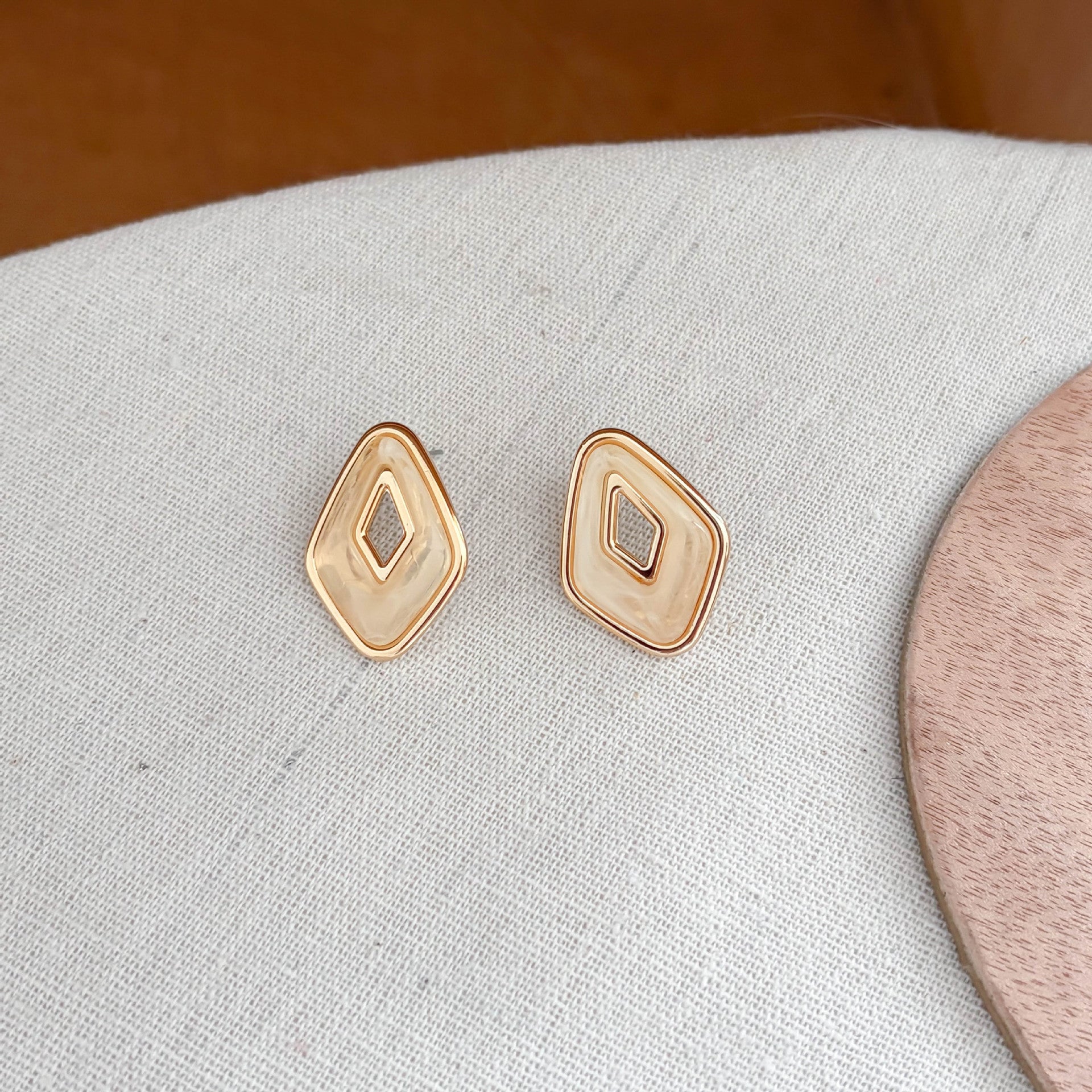 Retro Oval Resin Hollow Out Stud Earrings 6W6JER614