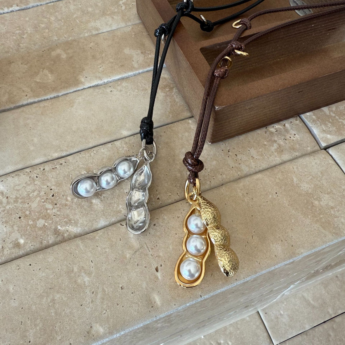 Simple Pea Pod Pearl Pendant Cord Necklace 6W6JNC1013