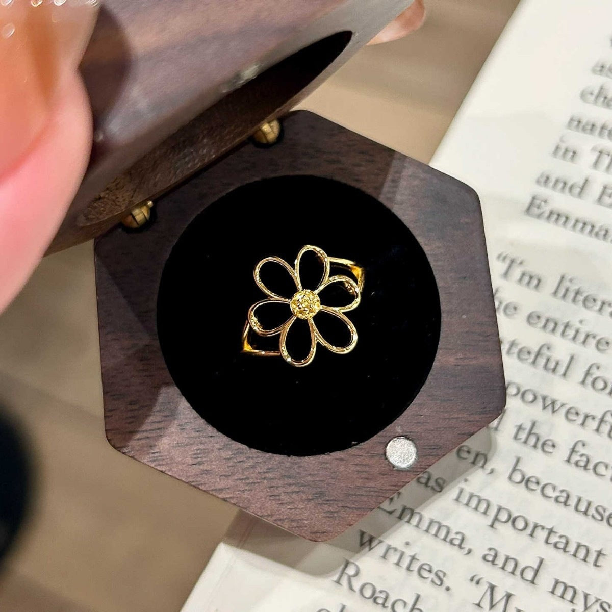 Stylish Hollow Out Daisy Floral Ring 8ZA6JRG133L