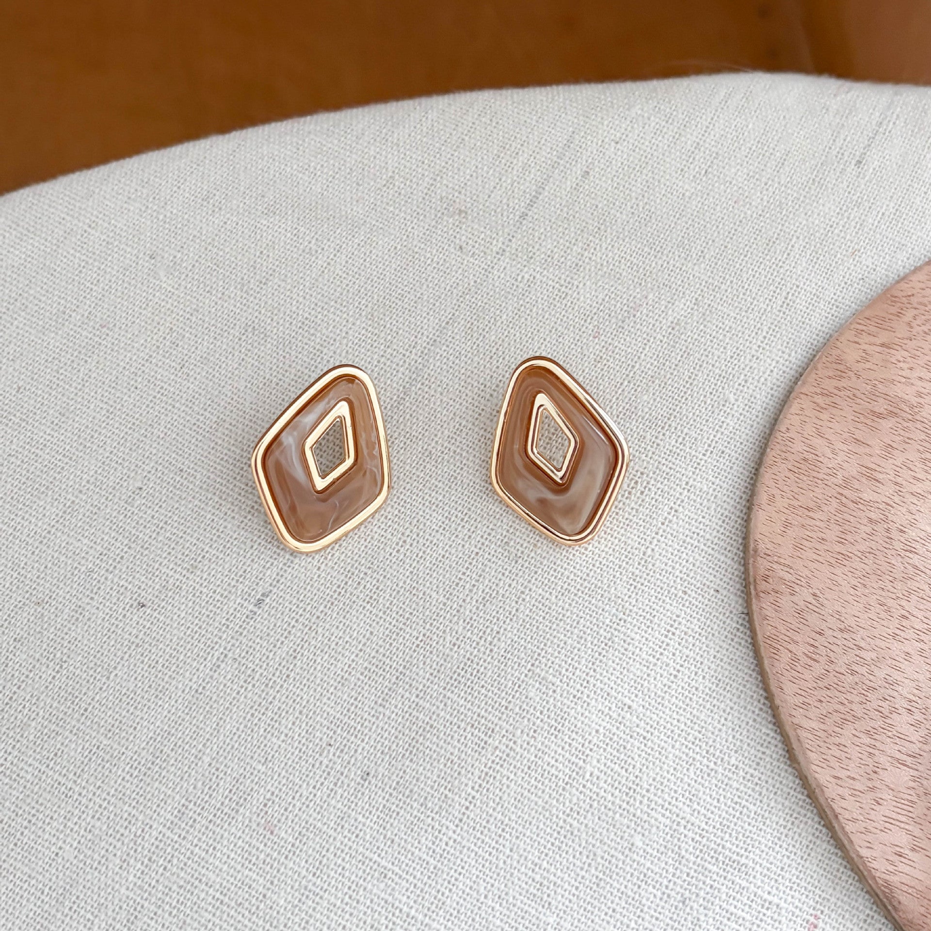 Retro Oval Resin Hollow Out Stud Earrings 6W6JER614