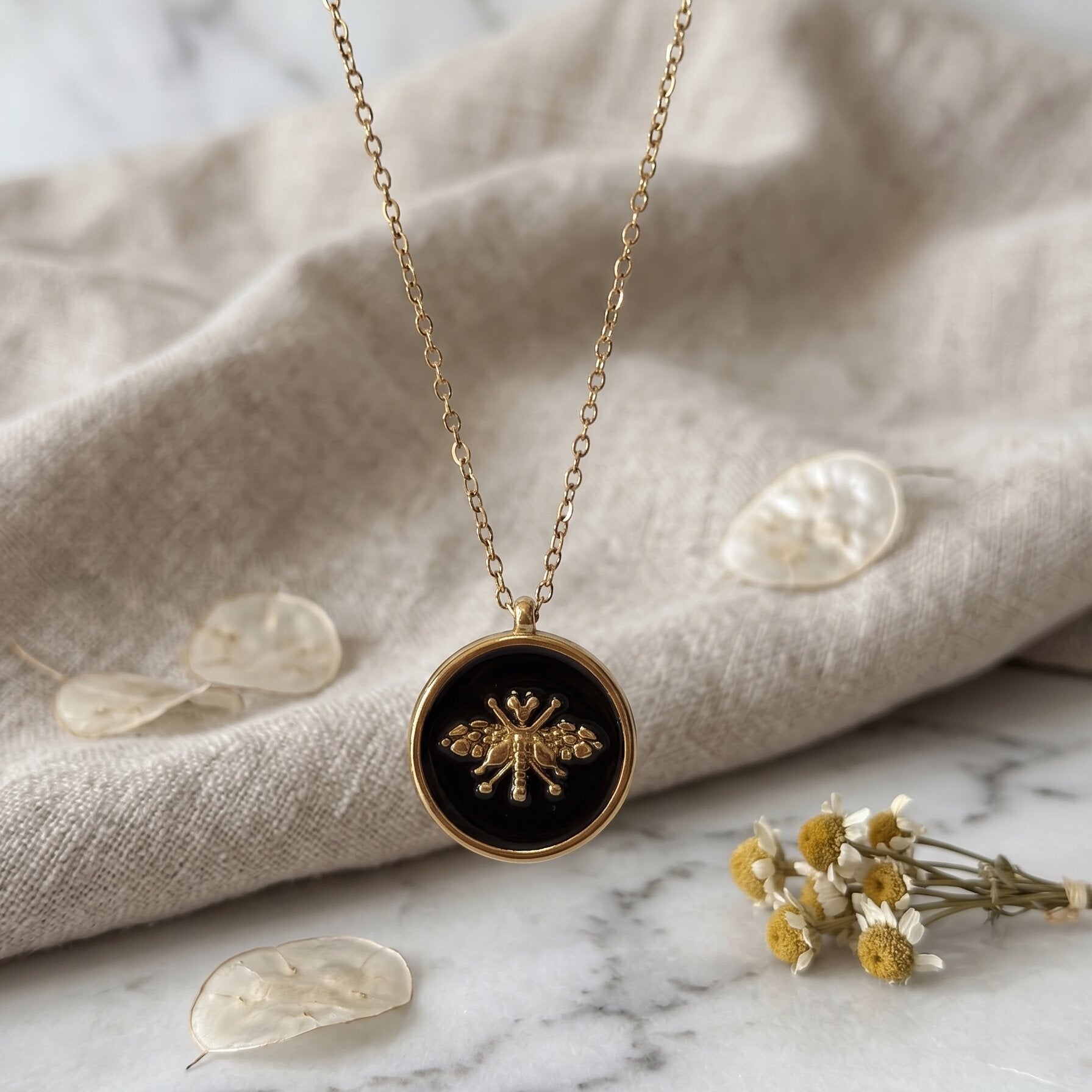 Vintage Disc Bee Pendant Choker Necklace 6W6JNC646