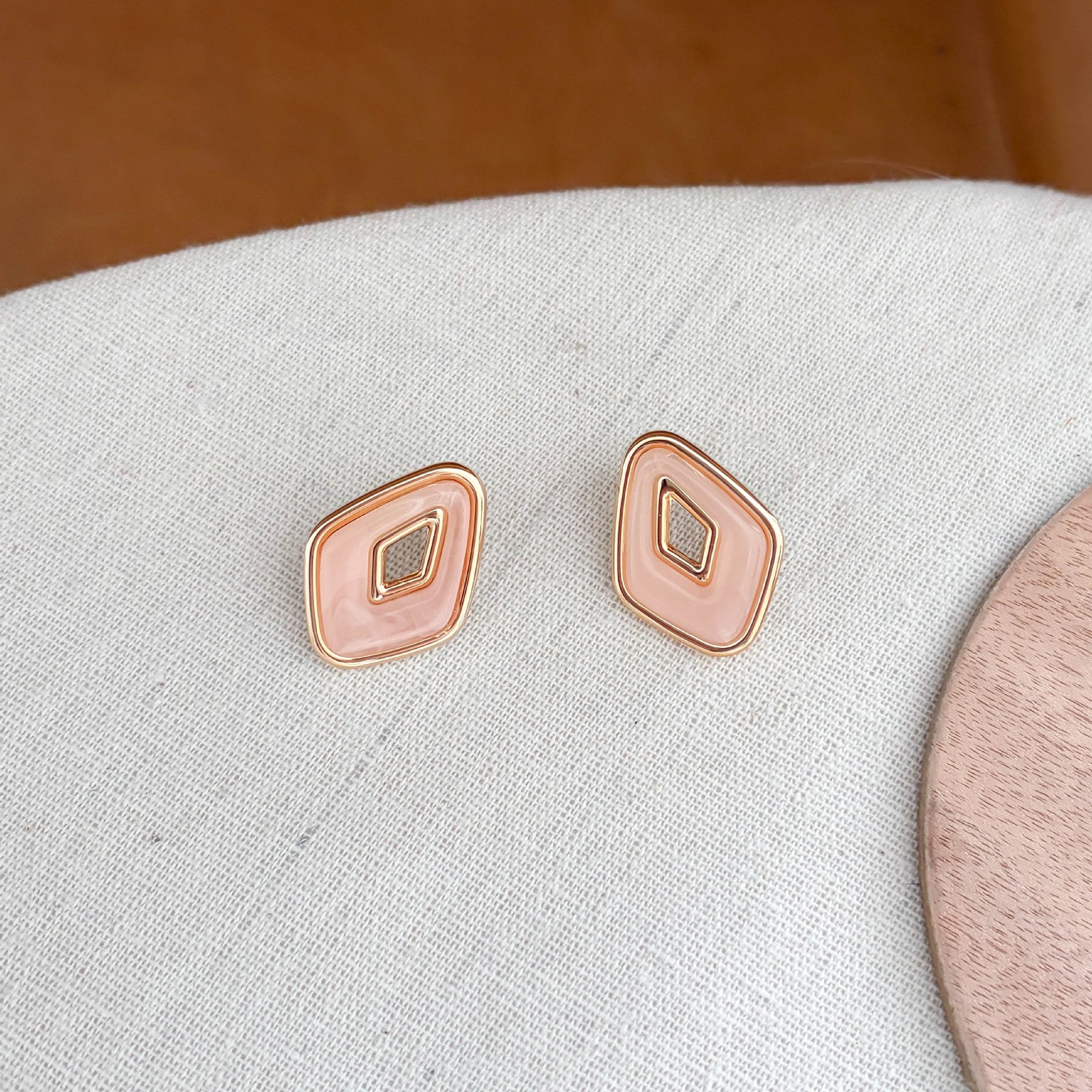 Retro Oval Resin Hollow Out Stud Earrings 6W6JER614