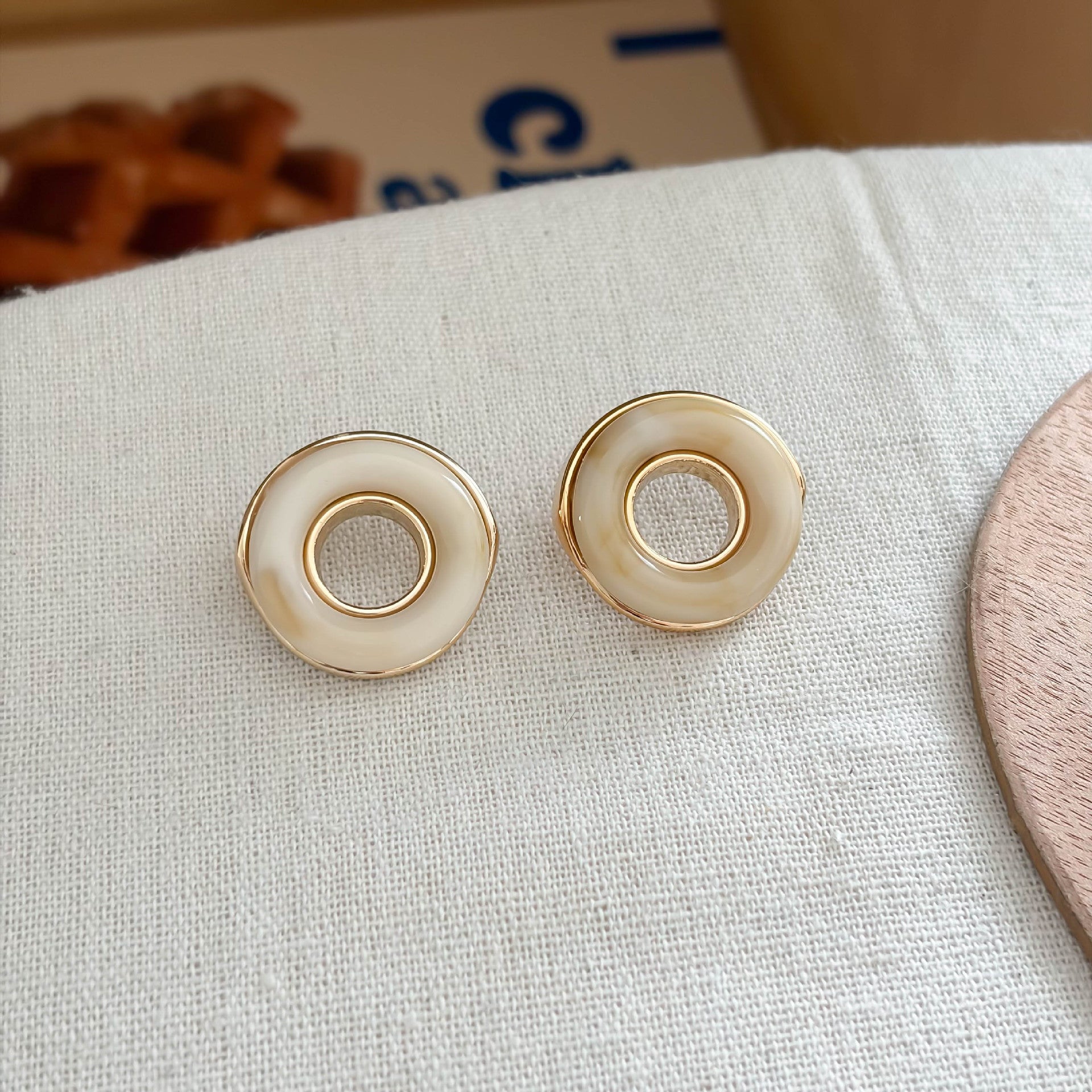 Fashion Hollow Out Resin Round Stud Earrings 6W6JER558