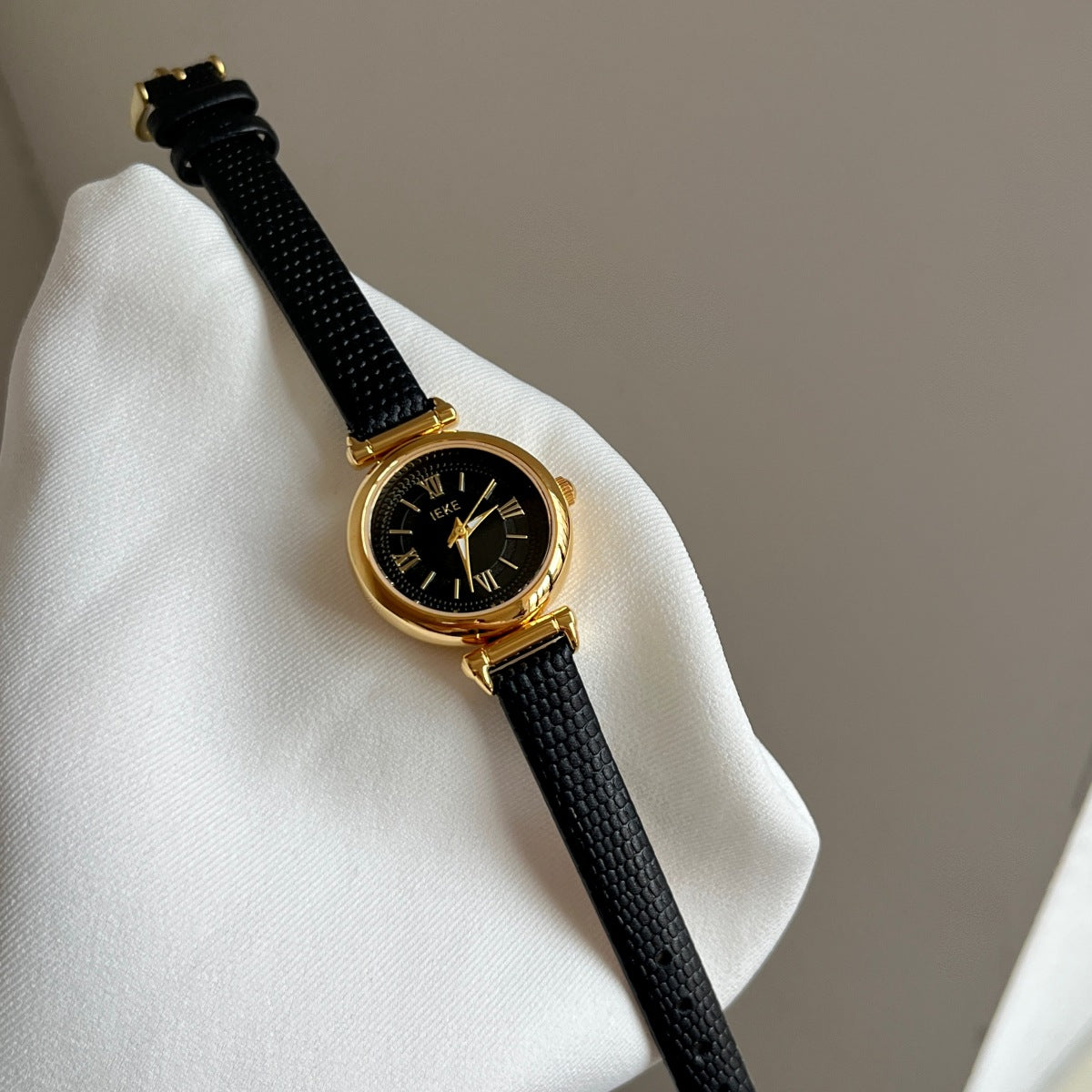 Minimalist Round Quartz Watch - DippedShop Wholesale - #4723
