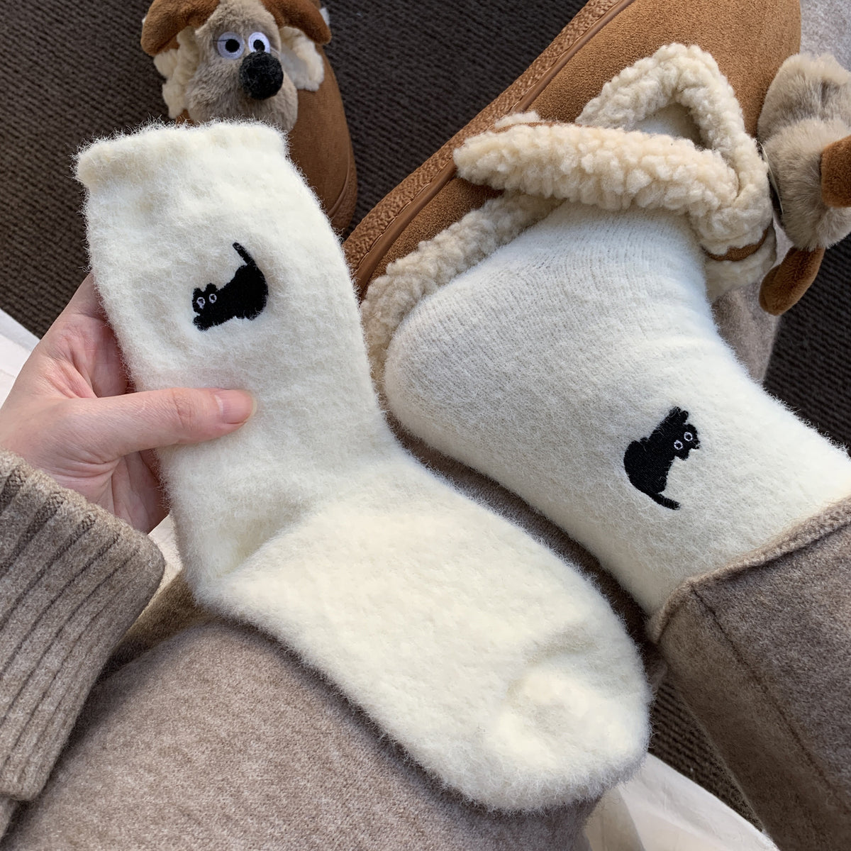 Cute Embroidered Cat Velvet Socks 6W8FSO884