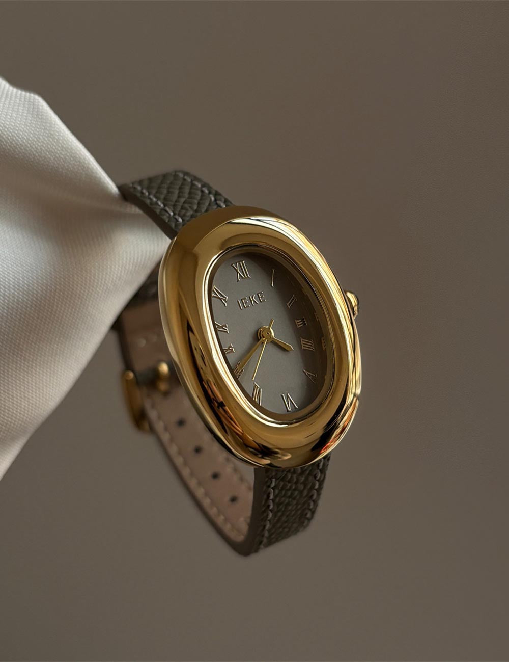 Minimalist Small Dial Leather Strap Quartz Watch DP25F749