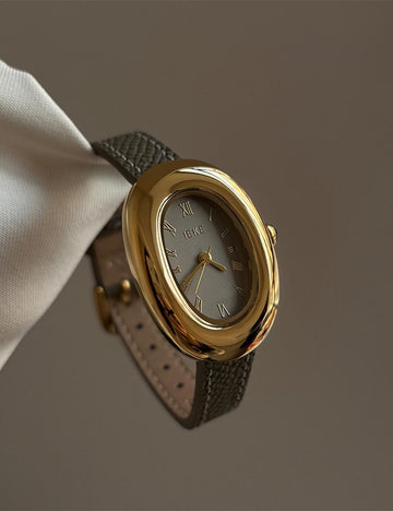 Minimalist Small Dial Leather Strap Quartz Watch DP25F749