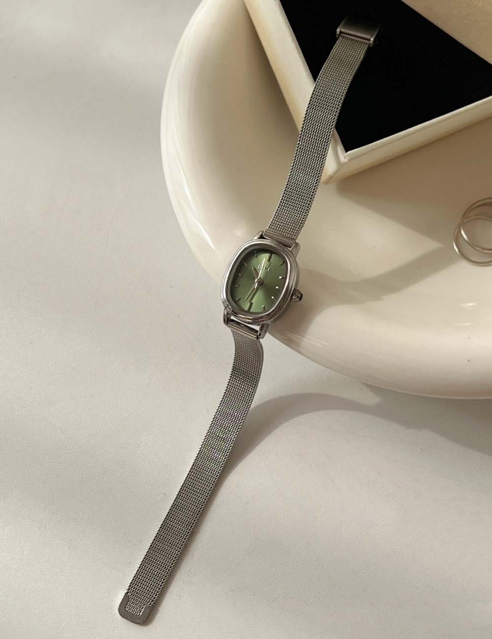 Oval Dial Milanese Mesh Strap Quartz Watch DP25F752