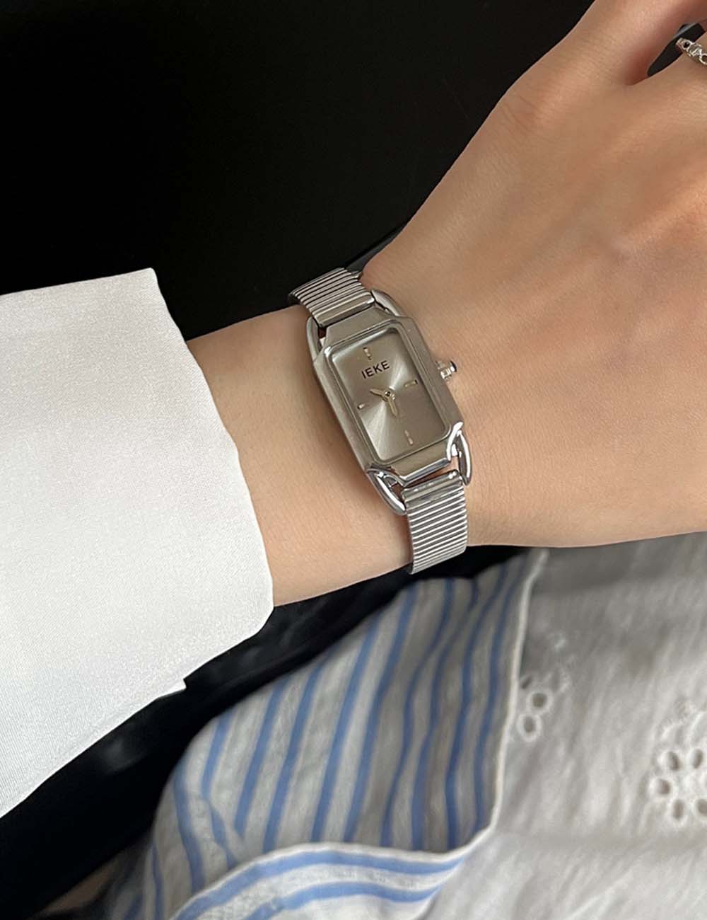 Chic Silver Snake Head Dial Quartz Watch DP25F745