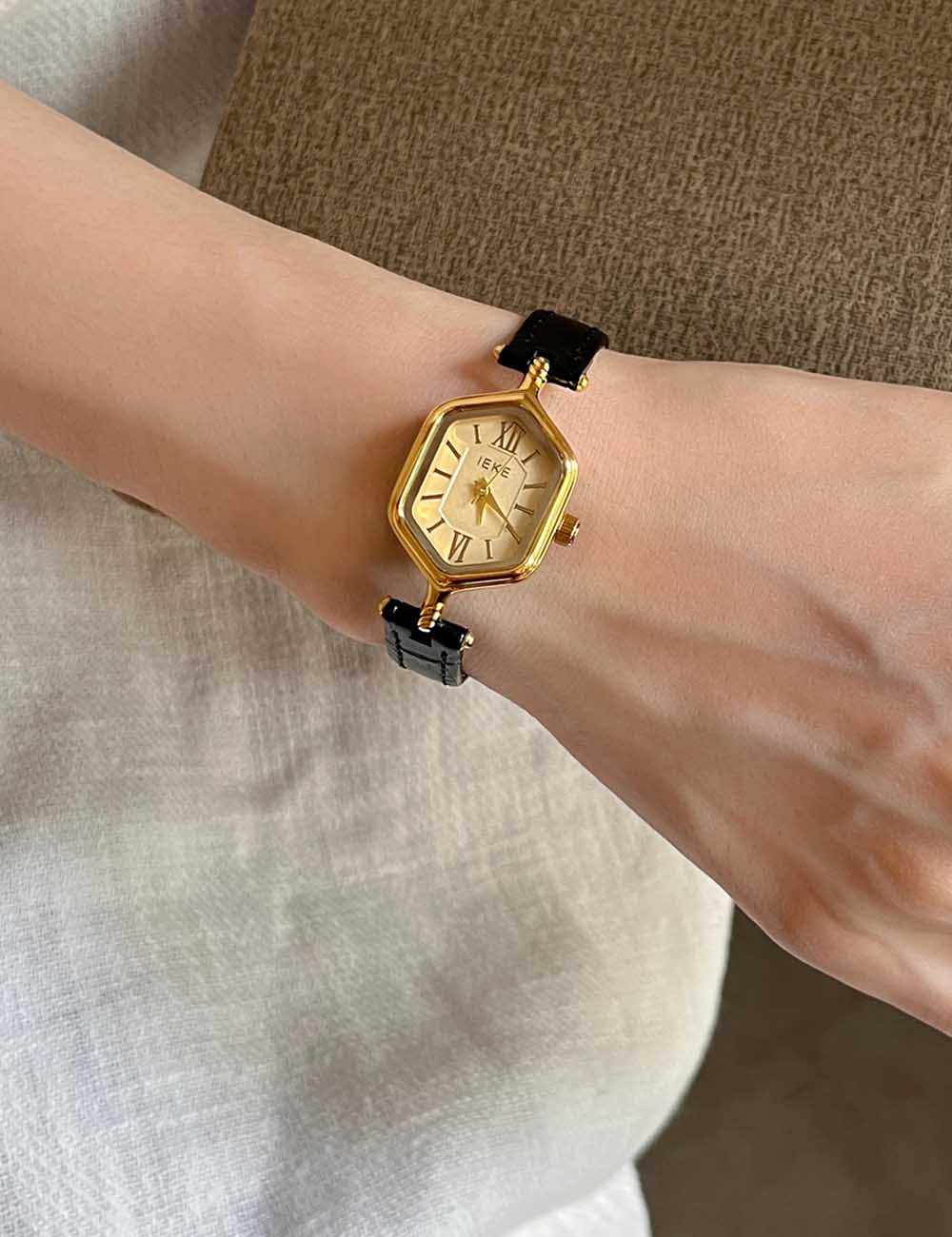 Trendy Diamond-Shaped Roman Dial Quartz Watch DP25F740