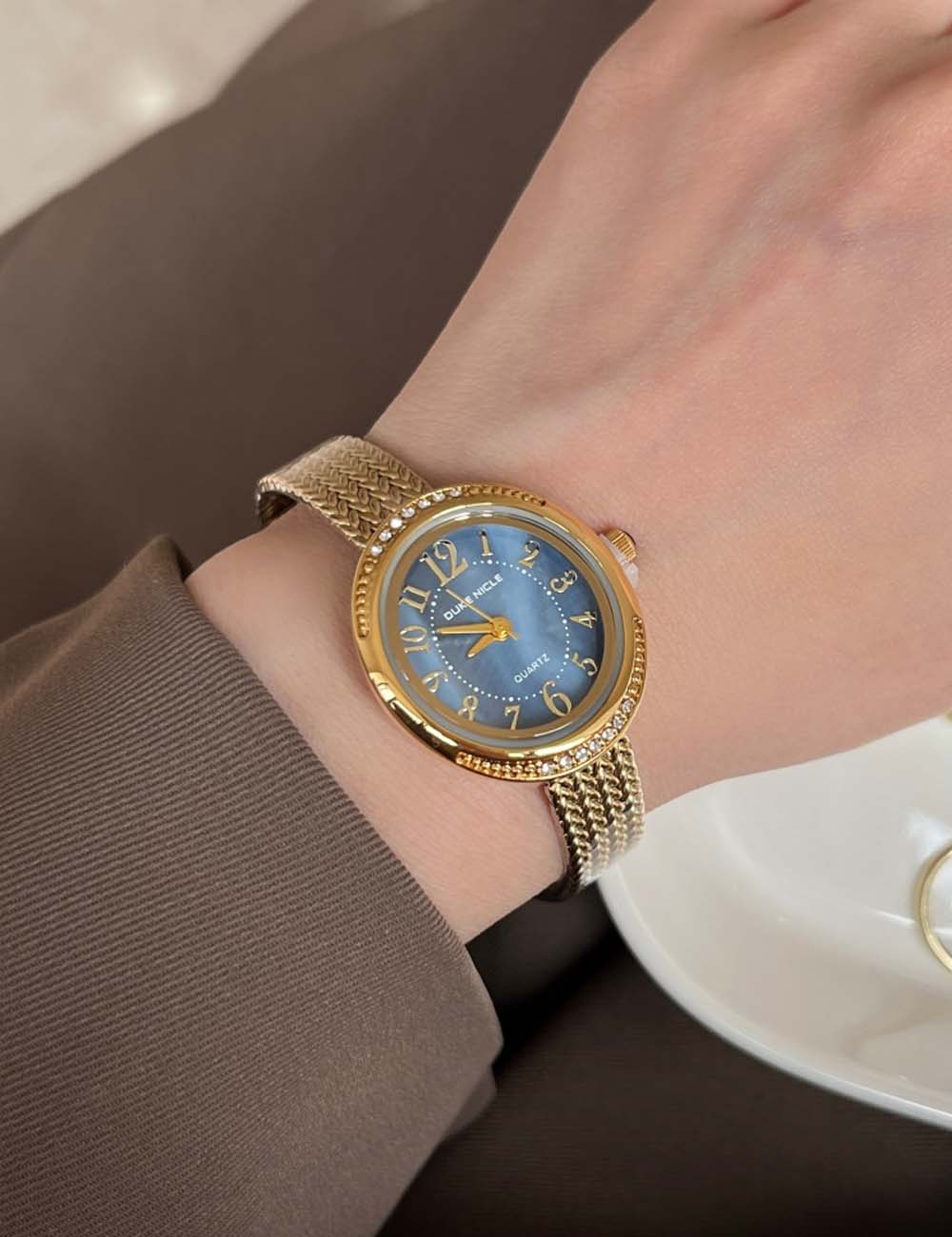 Vintage Crystal Bezel Oval Quartz Watch DP25F6741